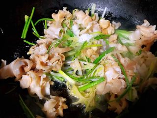 8、香葱爆海螺片,放入盐和味精