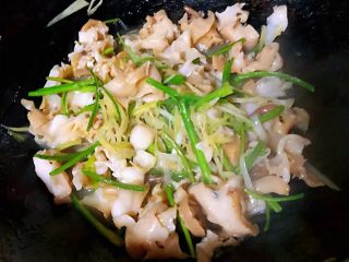 9、香葱爆海螺片,调味料翻炒均匀入味即可出锅享用