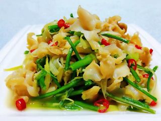 10、香葱爆海螺片,鲜美诱人的葱爆海螺片装入盘中再撒上红椒粒瞬间颜值爆棚
