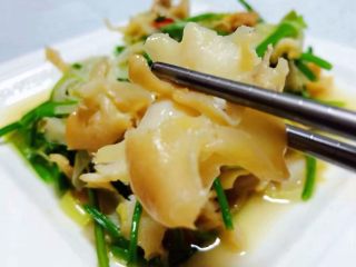 14、香葱爆海螺片,海螺肉肉在炒制是一定要超级快不能慢如果时间长了会影响海螺肉片的口感
