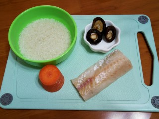 2、#宝宝辅食#鳕鱼胡萝卜香菇粥,2.备好所有食材