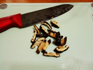 5、#宝宝辅食#鳕鱼胡萝卜香菇粥,5.香菇泡发后切细