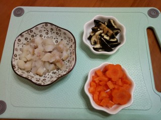 6、#宝宝辅食#鳕鱼胡萝卜香菇粥,6.鳕鱼切丁,鳕鱼用几滴的柠檬汁腌制一下,可以去除腥味。(没有柠檬可以用姜片)