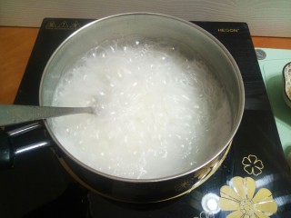 7、#宝宝辅食#鳕鱼胡萝卜香菇粥,7,大米和适量的水熬粥,水的比例可根据自己的喜欢,喜欢粥稠一点的水放少一点。