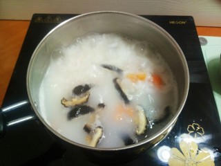 8、#宝宝辅食#鳕鱼胡萝卜香菇粥,8.待粥熬到差不多的时候,加入香菇,胡萝卜。