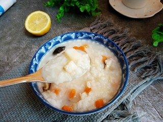 11、#宝宝辅食#鳕鱼胡萝卜香菇粥,盛出装碗。