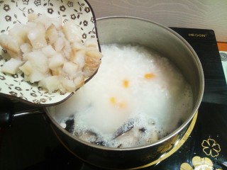 9、#宝宝辅食#鳕鱼胡萝卜香菇粥,9.加入腌制好的鳕鱼继续中火熬煮一会儿