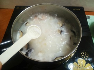 10、#宝宝辅食#鳕鱼胡萝卜香菇粥,10.出锅前加少许的盐调味。(一周岁以下的宝宝辅食可以不放盐。)