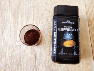 2、咖啡小蛋糕,取3克的速溶咖啡粉。我用的这个是无糖的