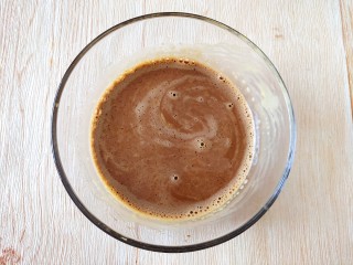 5、咖啡小蛋糕,再把咖啡水加进去，一起搅拌均匀。