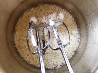 7、咖啡小蛋糕,蛋清部分，蛋清加几滴柠檬汁，打至鱼眼泡。加入剩余的1/3细砂糖。