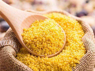 3、绿豆小米粥,小米也要挑选好,很多小米都是陈年旧米,新米做粥更好吃。