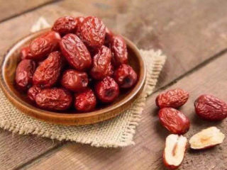 7、绿豆小米粥,大枣我那个和田大枣,据说有的大枣的甜不是本身的甜,是用了甜蜜素或者用糖精泡过。所以我们尽量挑选知名度高的品牌。