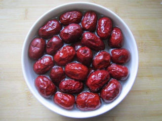 8、绿豆小米粥,如果大枣特别干,也可以提前泡一泡。