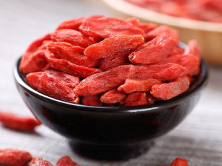 9、绿豆小米粥,枸杞子要避免买到上色枸杞子,选天然的。