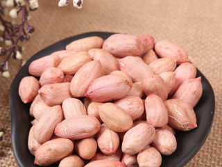 11、绿豆小米粥,粥里放花生米也是可以的,也需要提前一天泡水。