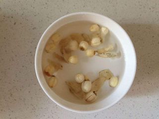 10、绿豆小米粥,煮粥还可以放什么呢?还可以放莲子。莲子不容易熟,需要提前一天泡上。