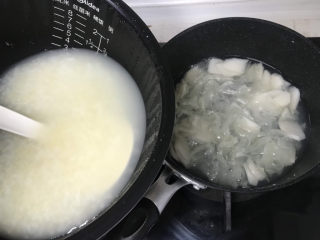 12、山药枸杞粥,粥底煮好后倒入银耳羹里；