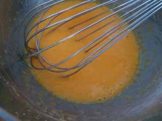 2、肉松小贝,加入牛奶一起搅拌均匀