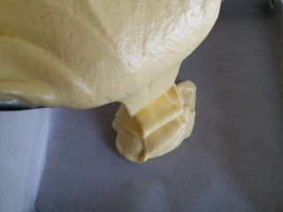 7、肉松小贝,烤盘内铺油纸，把蛋糕糊倒入烤盘内，轻震两次烤盘，震出气泡