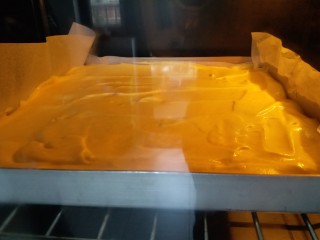 8、肉松小贝,放入烤箱150度烘烤35分钟