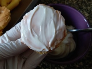 12、肉松小贝,取一片蛋糕抹上沙拉酱