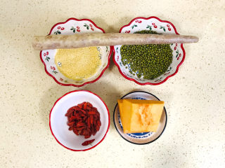 1、山药枸杞粥,准备好食材