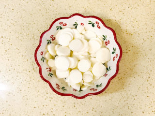 5、山药枸杞粥,山药洗净，去皮，切成薄片，要带着手套哦