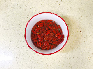 6、山药枸杞粥,枸杞洗净