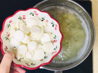 11、山药枸杞粥,小米绿豆煮至稍微浓稠后，加入山药