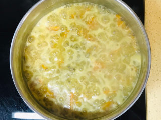 14、山药枸杞粥,直至煮至浓稠，熬出小米和山药的粘性