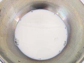 5、紫薯芝士发饼,容器倒入牛奶。