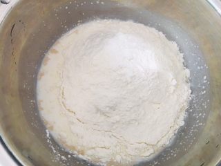7、紫薯芝士发饼,倒入面粉。