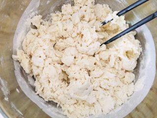 8、紫薯芝士发饼,搅拌成絮状。