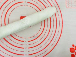 10、紫薯芝士发饼,搓成长条。