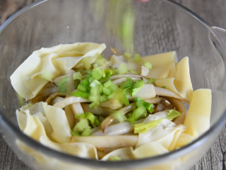 9、纯素版“夫妻肺片”，不容错过的麻辣诱惑！,将食材放入碗中，撒入15芹菜末