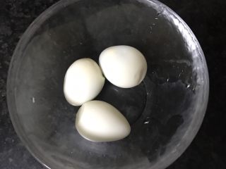 1、砂锅土豆粉,鹌鹑蛋3个煮熟、去壳