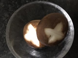 2、砂锅土豆粉,香菇洗净切花刀（嫌麻烦也可以不切????）