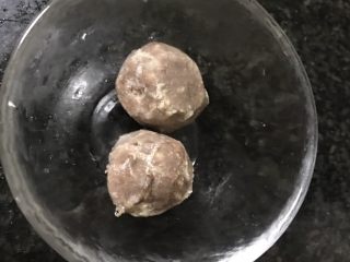 4、砂锅土豆粉,冷冻牛肉丸自然解冻后洗净
