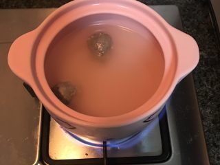 7、砂锅土豆粉,放入牛肉丸大火煮5分钟