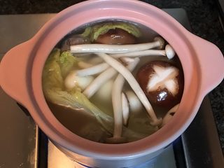 8、砂锅土豆粉,放入其他配菜