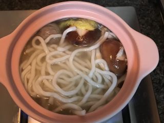 9、砂锅土豆粉,加入土豆粉煮开