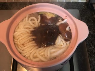 10、砂锅土豆粉,加入调料包（这个调料包是土豆粉里自带的，如果没有可以根据自己的喜好调味）