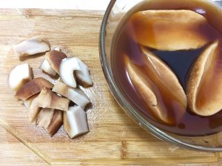 2、鮑魚干貝粥,將鮑魚切塊狀