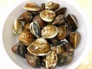 4、鮑魚干貝粥,蛤蜊吐沙洗淨備用