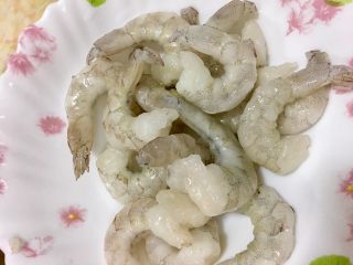 5、鮑魚干貝粥,將蝦子剝殼去頭，取蝦仁備用