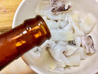 6、鮑魚干貝粥,米酒5ml加入步驟6處理好的花枝