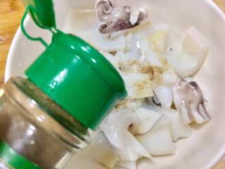 7、鮑魚干貝粥,依序再加入胡椒粉3公克稍微抓醃靜置備用