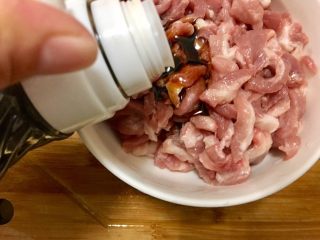 9、鮑魚干貝粥,豬肉絲加入醬油5ml