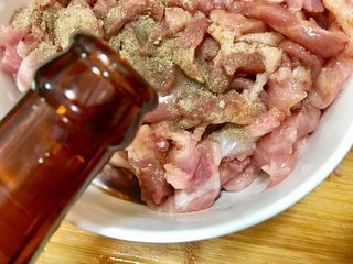 11、鮑魚干貝粥,倒入米酒5ml